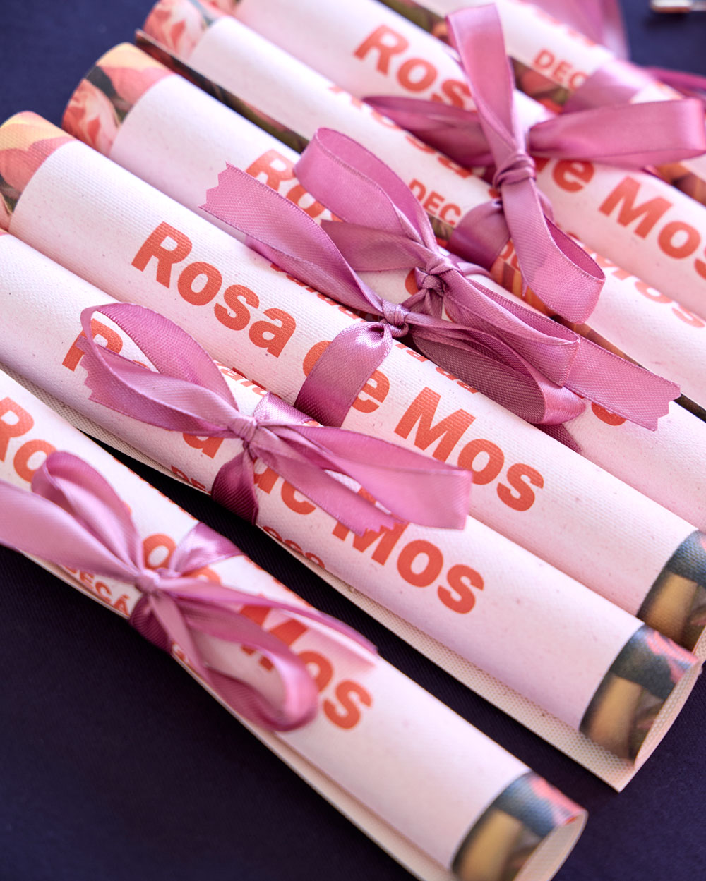 9546808_fr_etiqueta_pergamino_fiesta_rosa_2025